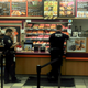 Imagen para el artículo titulado Cómo nació la histórica asociación entre los donuts y la policía de Estados Unidos
